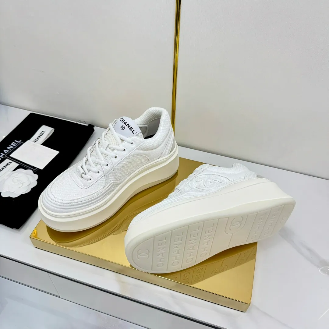 👟👟Ex-factory price 680👟👟 Upgraded version, upgraded version, upgraded version! No rebuttal accepted! ! ! ! Chanel Chanel panda shoes! 2025 counter's top casual sports shoes. This classic design; the upper is electro-embroidered with a variety of techniques; the outsole is fashionable and sporty; the unusual inclusion of a variety of color matching elements... The diversified mix and match is very good-looking and versatile, and can be used for leisure, fashion, sports, and outdoor... ꫛꫀꪝ Go➫ Materials: ❶Upper made of: original imported first-layer silk cowhide + original waterproof cloth + original first-layer cowhide ❷Inner lining: Original Yangli+Net ❸Outsole based on: Original TPU combination outsole Counter boutique packaging complete set for women 35–41 👉 👉 👉 👉 👉 👉 👉